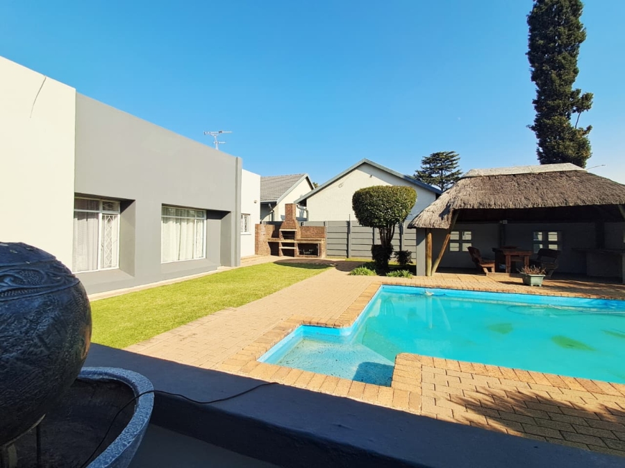 6 Bedroom Property for Sale in Brackenhurst Gauteng
