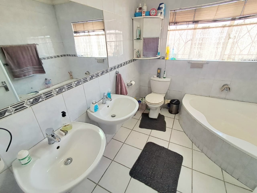 4 Bedroom Property for Sale in Brackendowns Gauteng