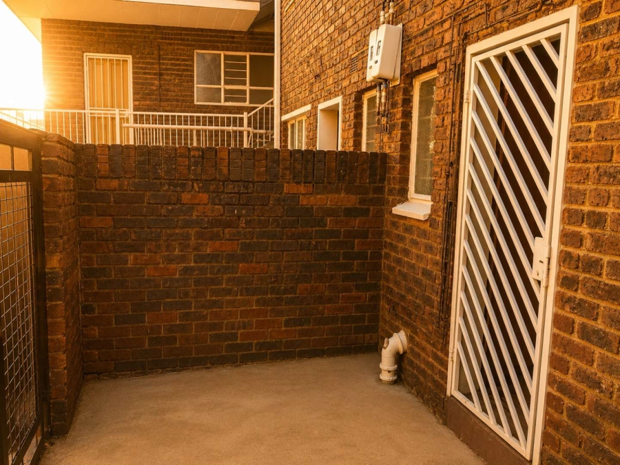2 Bedroom Property for Sale in Fontainebleau Gauteng