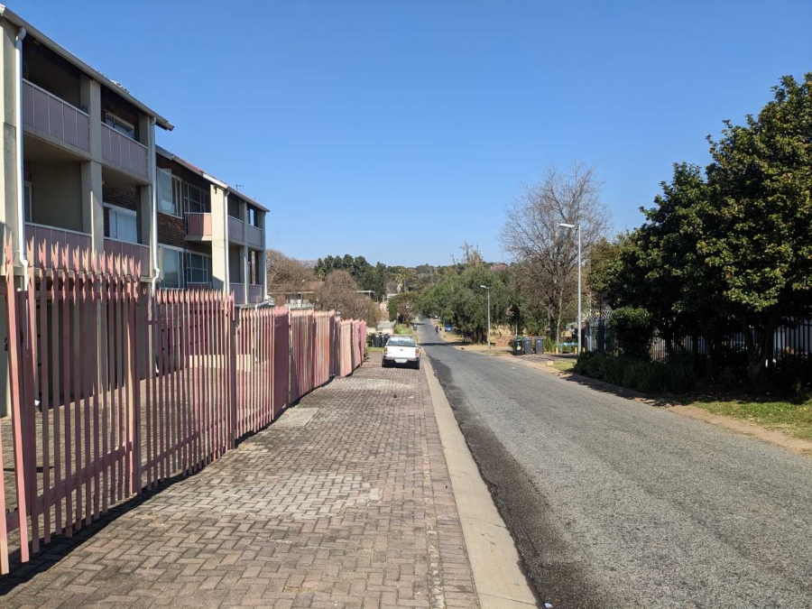 2 Bedroom Property for Sale in Fontainebleau Gauteng