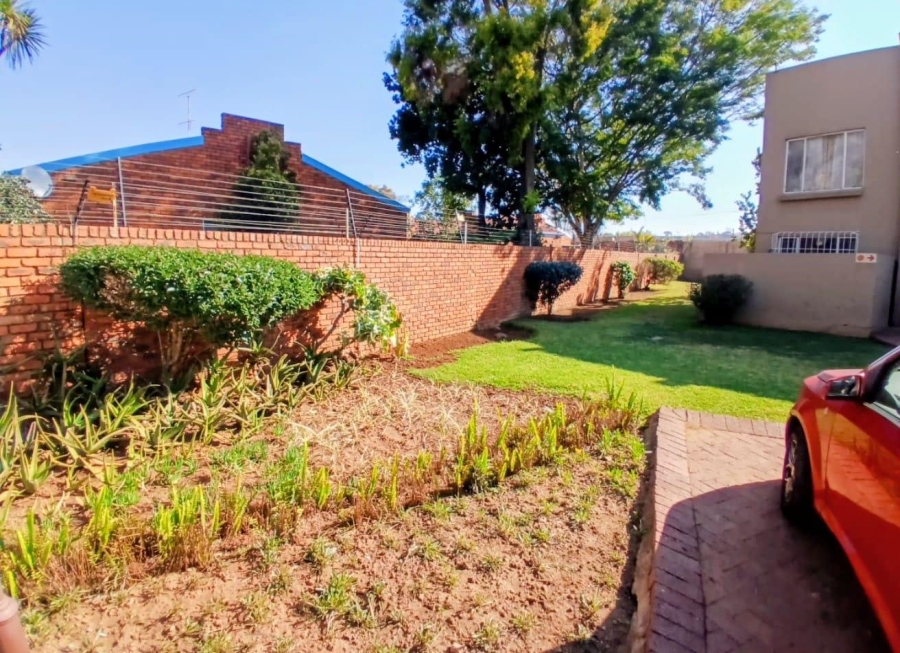 2 Bedroom Property for Sale in Dorandia Gauteng