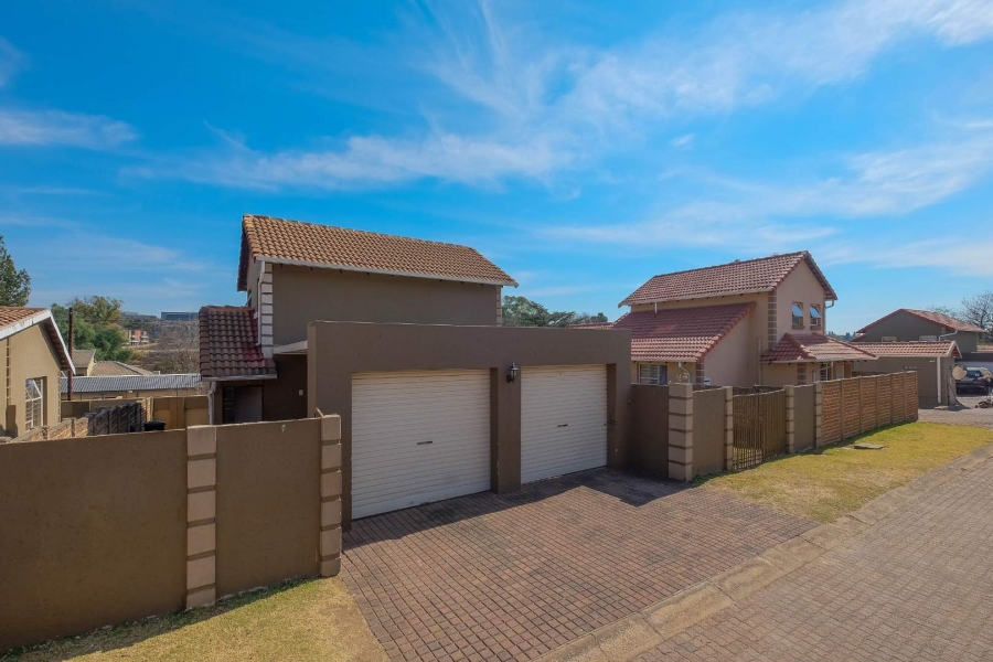 3 Bedroom Property for Sale in Buccleuch Gauteng