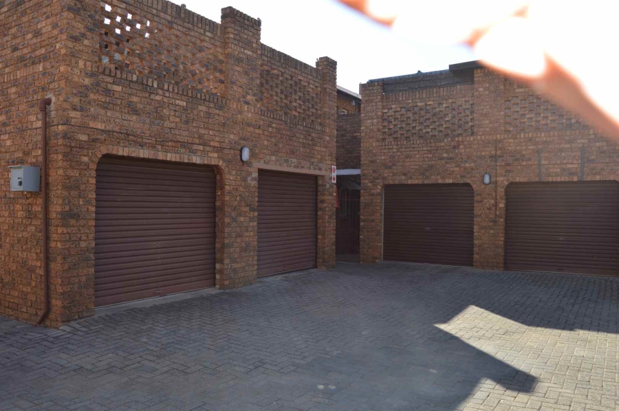 2 Bedroom Property for Sale in Doornpoort Gauteng