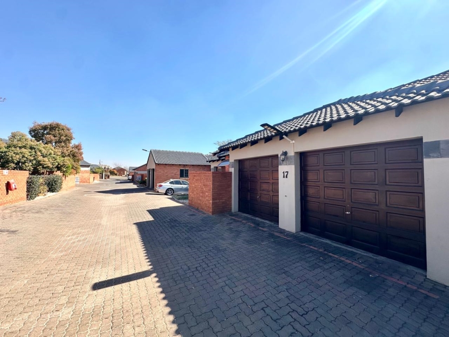 To Let 3 Bedroom Property for Rent in Mooikloof Ridge Gauteng