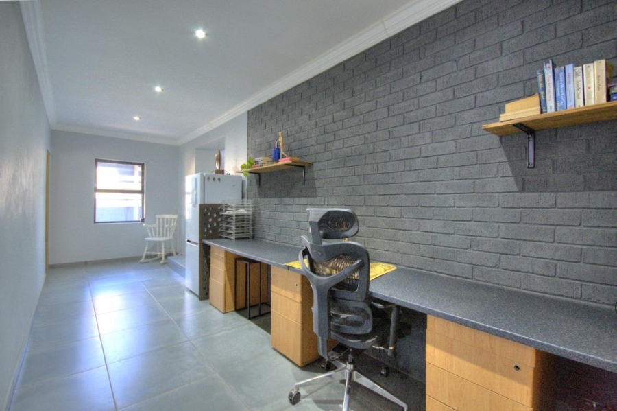 5 Bedroom Property for Sale in Brackenhurst Gauteng