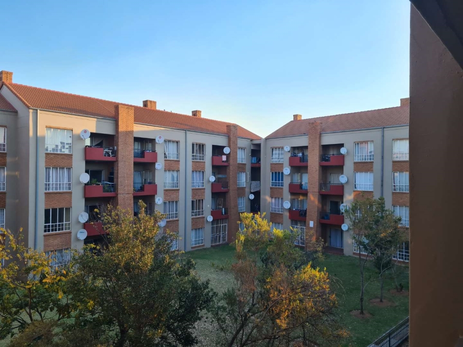 To Let 2 Bedroom Property for Rent in Waterkloof Glen Gauteng