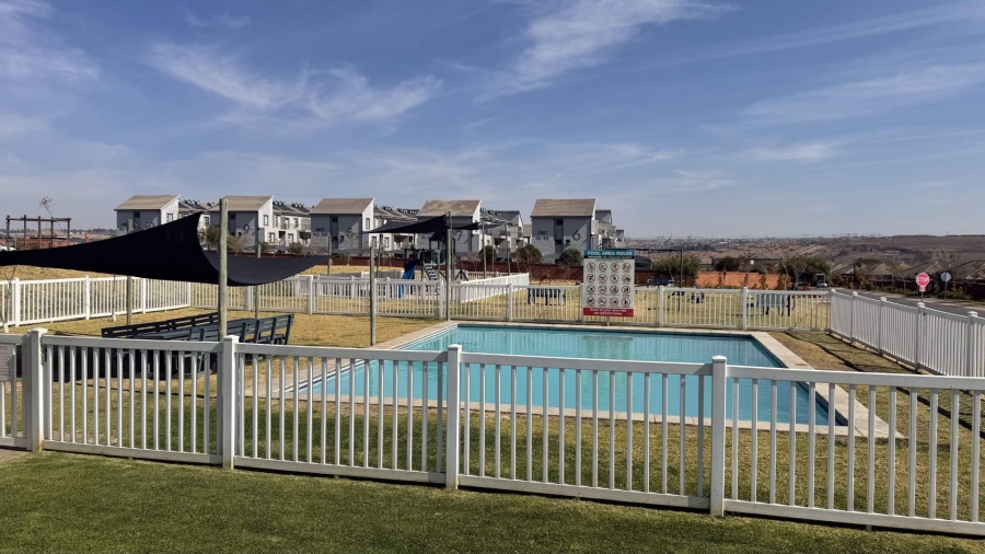2 Bedroom Property for Sale in The Reeds Gauteng