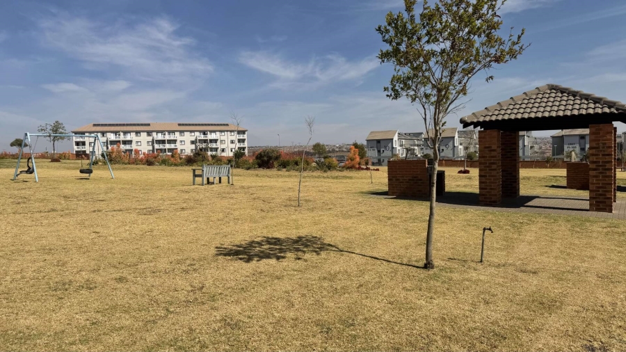 2 Bedroom Property for Sale in The Reeds Gauteng