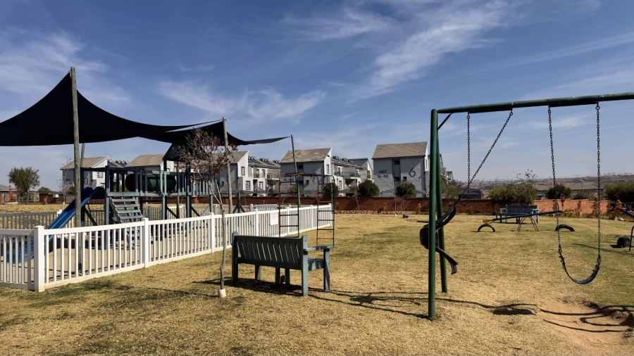 2 Bedroom Property for Sale in The Reeds Gauteng