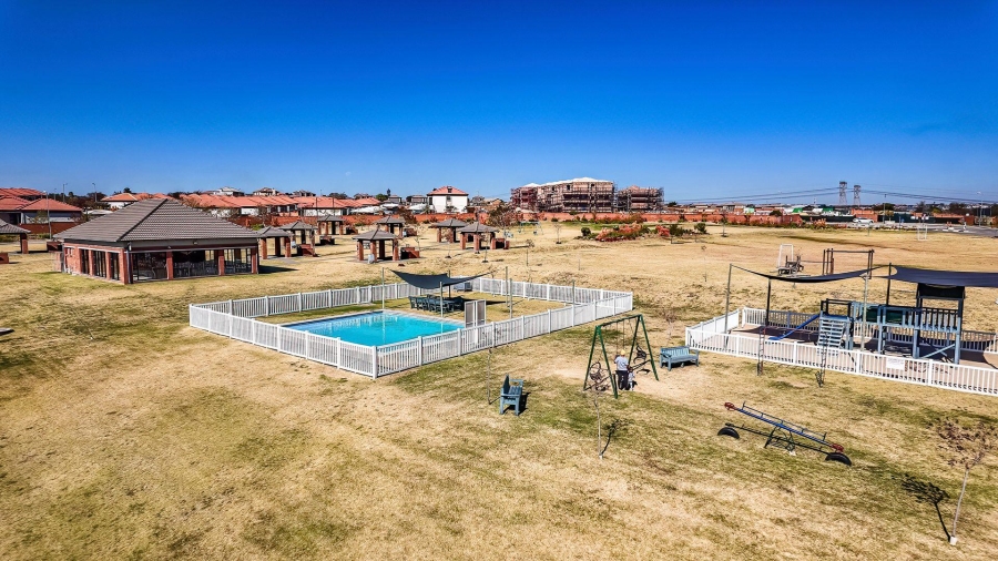 2 Bedroom Property for Sale in The Reeds Gauteng