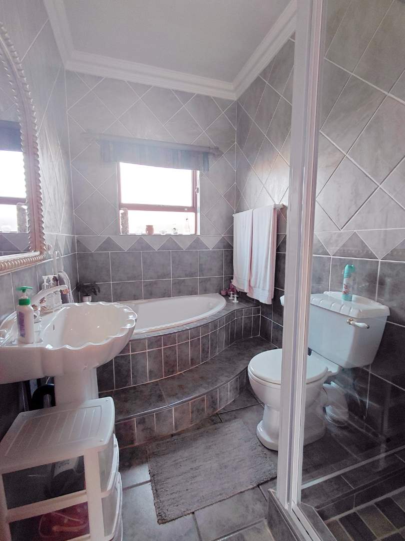 3 Bedroom Property for Sale in Glen Marais Gauteng