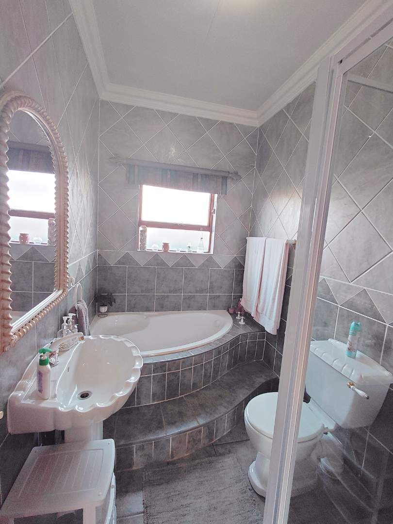 3 Bedroom Property for Sale in Glen Marais Gauteng