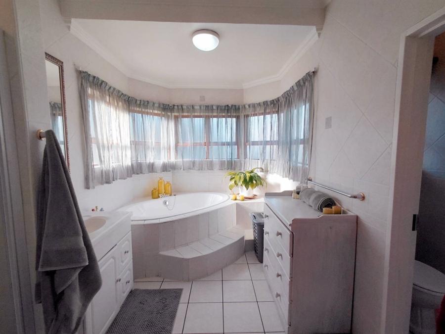 3 Bedroom Property for Sale in Glen Marais Gauteng