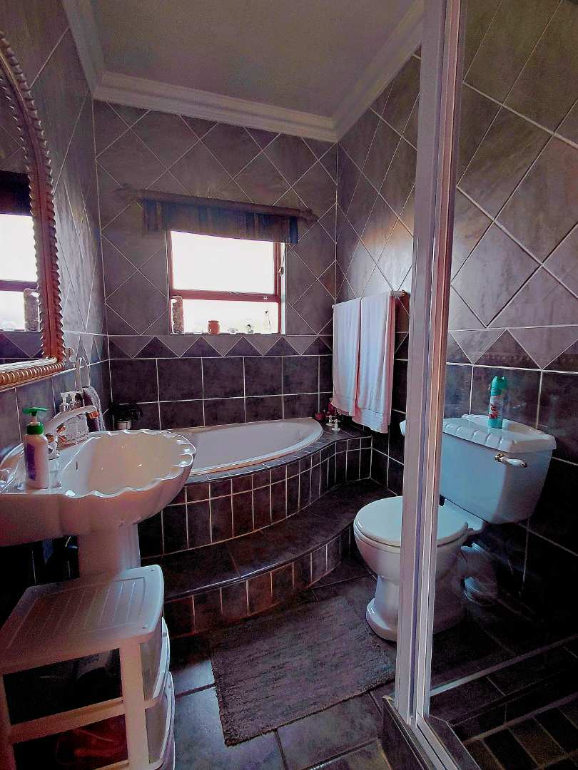 3 Bedroom Property for Sale in Glen Marais Gauteng