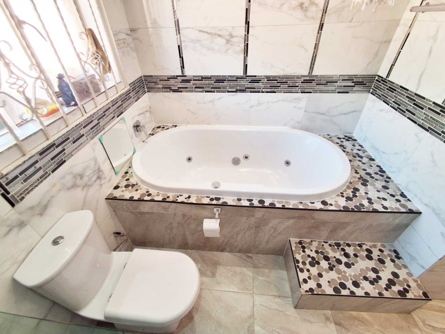 3 Bedroom Property for Sale in Gallo Manor Gauteng