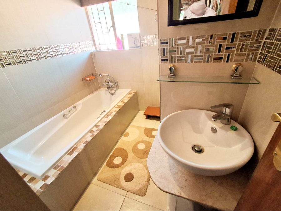 3 Bedroom Property for Sale in Gallo Manor Gauteng