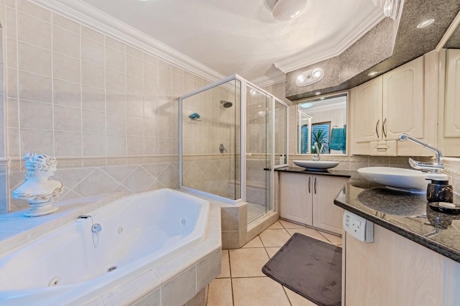 5 Bedroom Property for Sale in Featherbrooke Estate Gauteng