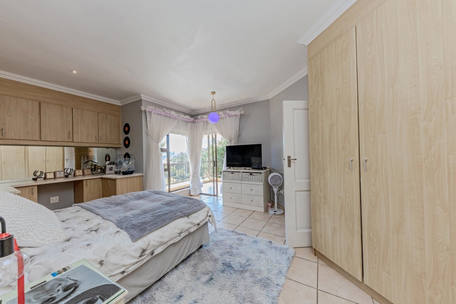 5 Bedroom Property for Sale in Featherbrooke Estate Gauteng
