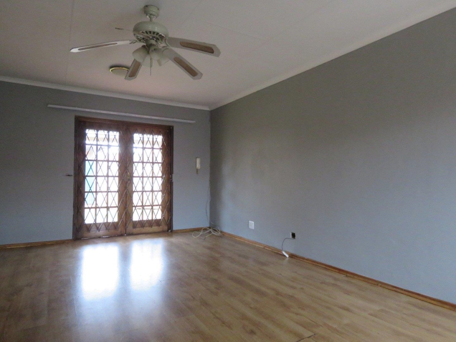 3 Bedroom Property for Sale in Die Hoewes Gauteng