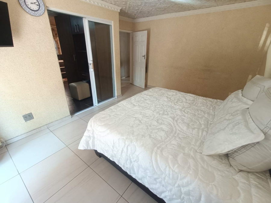 5 Bedroom Property for Sale in The Reeds Gauteng