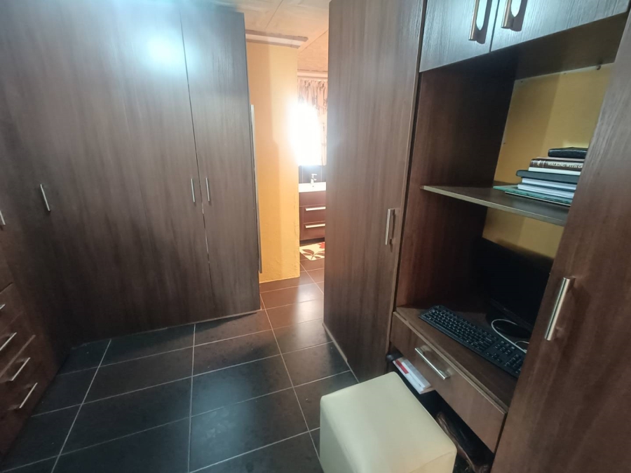 5 Bedroom Property for Sale in The Reeds Gauteng