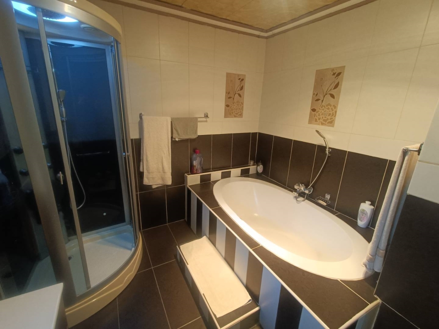5 Bedroom Property for Sale in The Reeds Gauteng