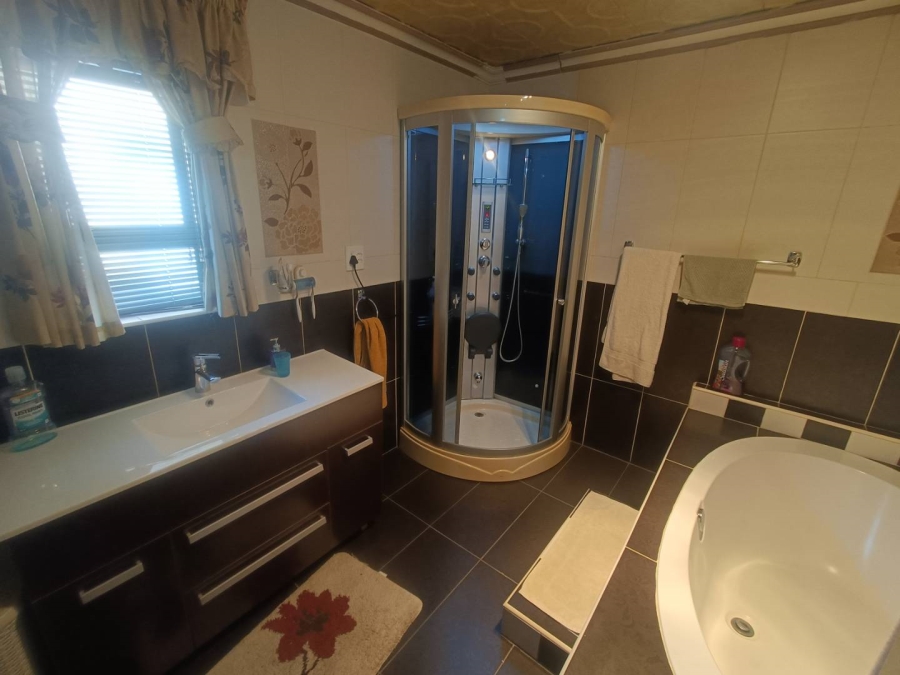 5 Bedroom Property for Sale in The Reeds Gauteng