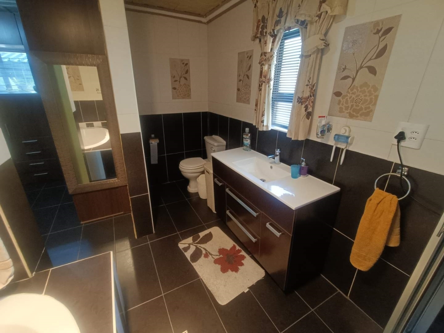 5 Bedroom Property for Sale in The Reeds Gauteng