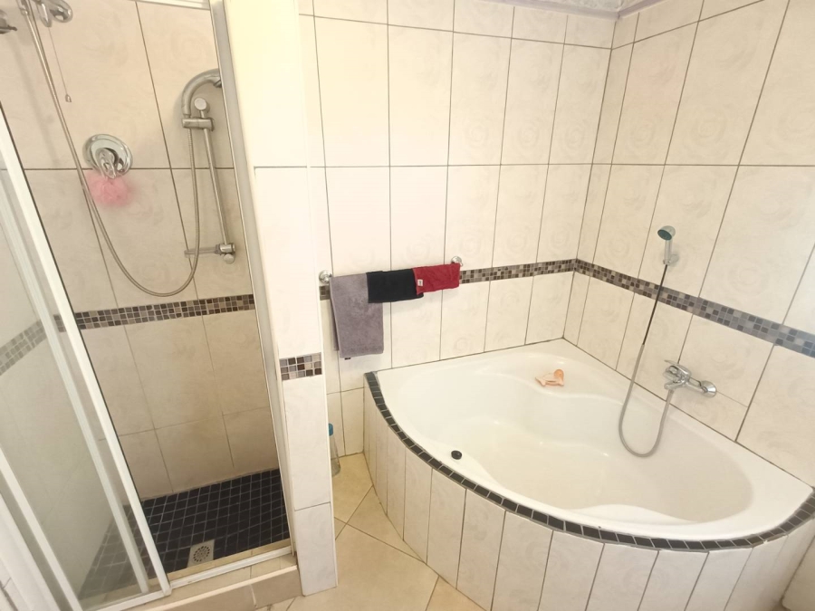 5 Bedroom Property for Sale in The Reeds Gauteng