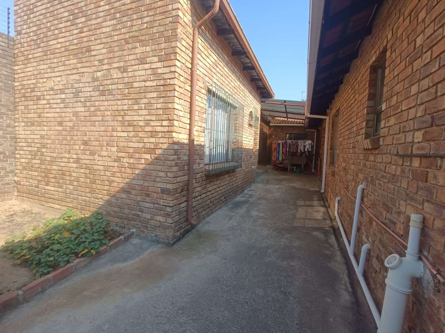 5 Bedroom Property for Sale in The Reeds Gauteng