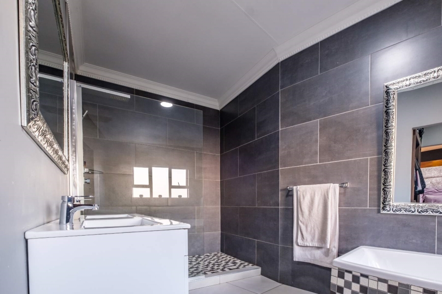 5 Bedroom Property for Sale in Glenvista Gauteng