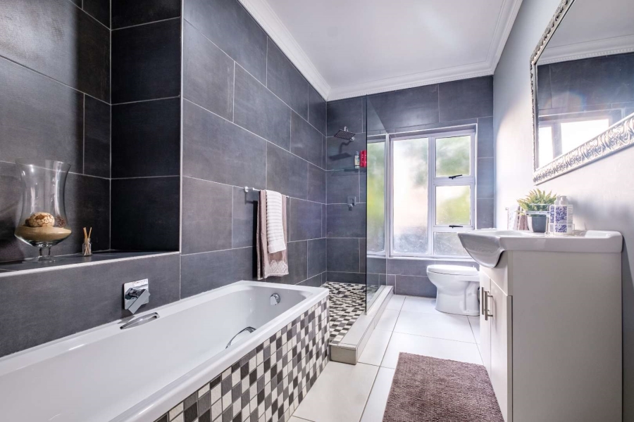 5 Bedroom Property for Sale in Glenvista Gauteng