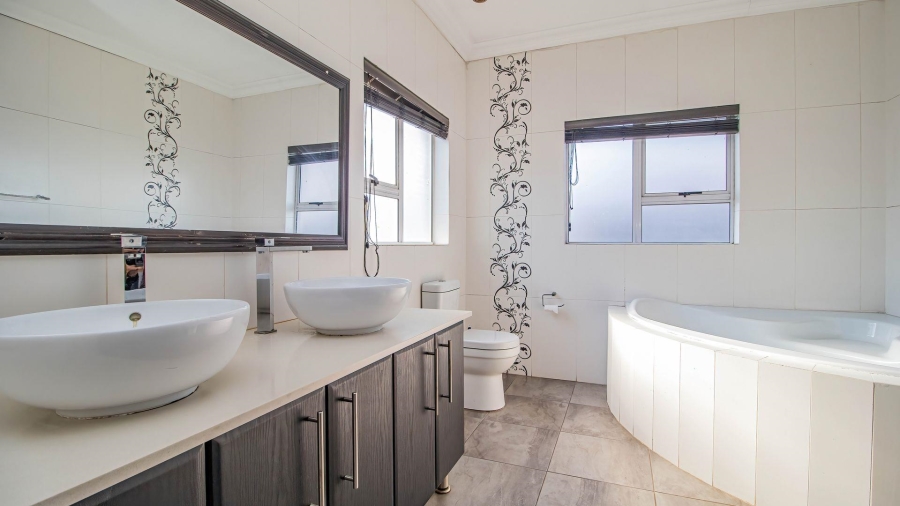 5 Bedroom Property for Sale in La Como Lifestyle Estate Gauteng