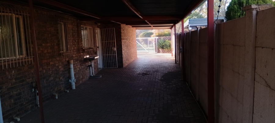 To Let 2 Bedroom Property for Rent in Risiville Gauteng