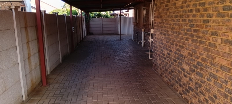 To Let 2 Bedroom Property for Rent in Risiville Gauteng