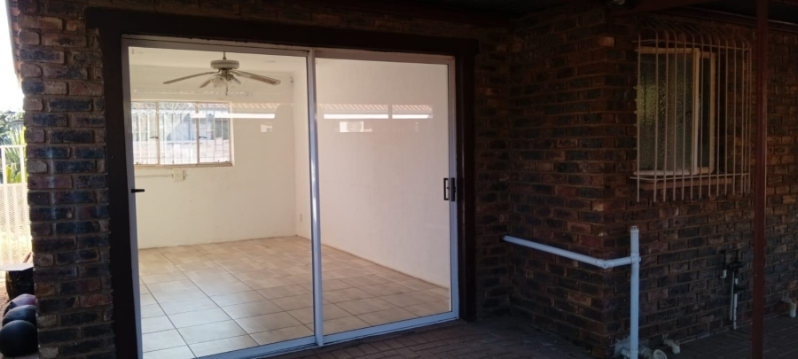 To Let 2 Bedroom Property for Rent in Risiville Gauteng