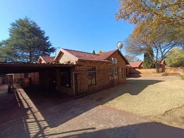 5 Bedroom Property for Sale in Rooihuiskraal North Gauteng