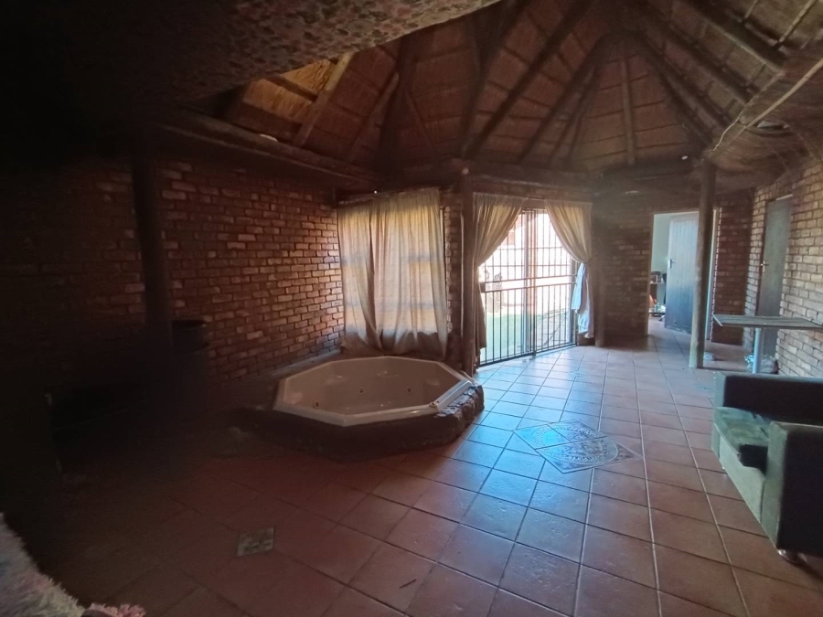 5 Bedroom Property for Sale in Rooihuiskraal North Gauteng