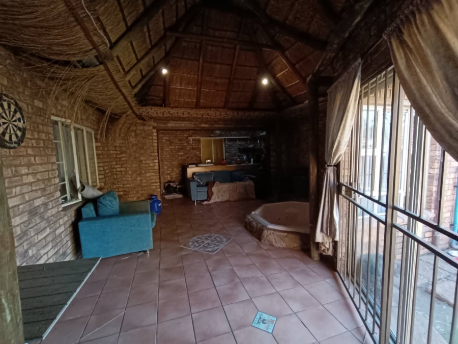 5 Bedroom Property for Sale in Rooihuiskraal North Gauteng