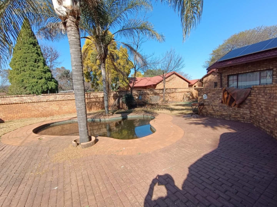 5 Bedroom Property for Sale in Rooihuiskraal North Gauteng