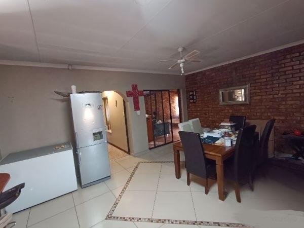 5 Bedroom Property for Sale in Rooihuiskraal North Gauteng