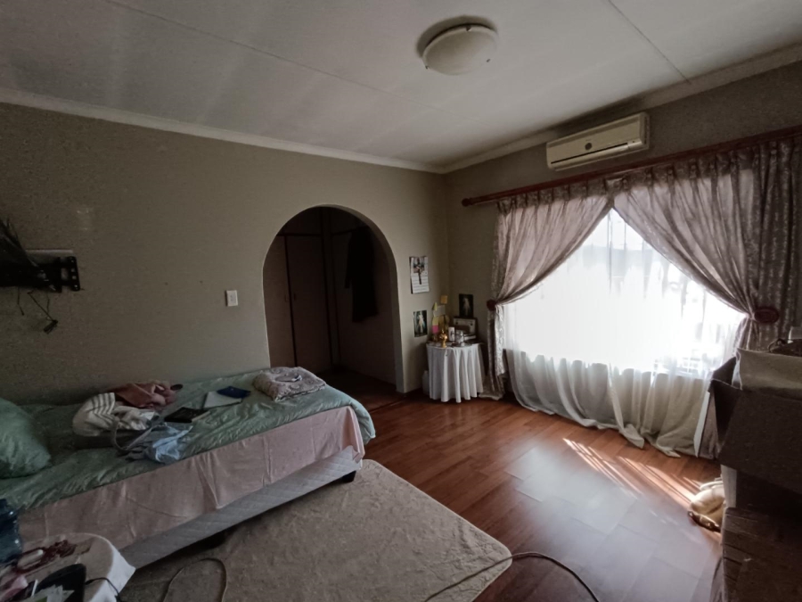 5 Bedroom Property for Sale in Rooihuiskraal North Gauteng