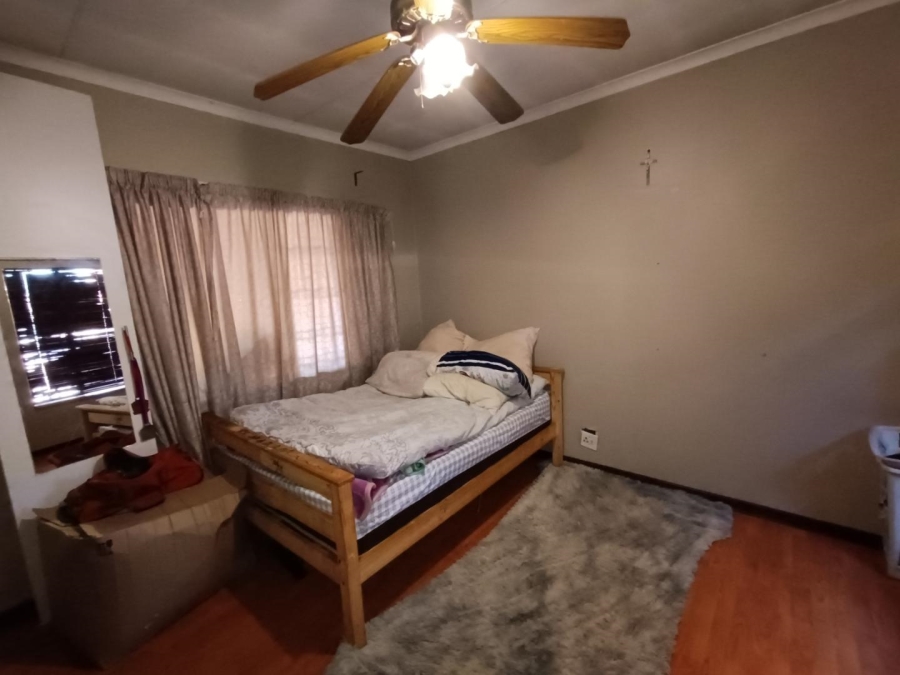 5 Bedroom Property for Sale in Rooihuiskraal North Gauteng