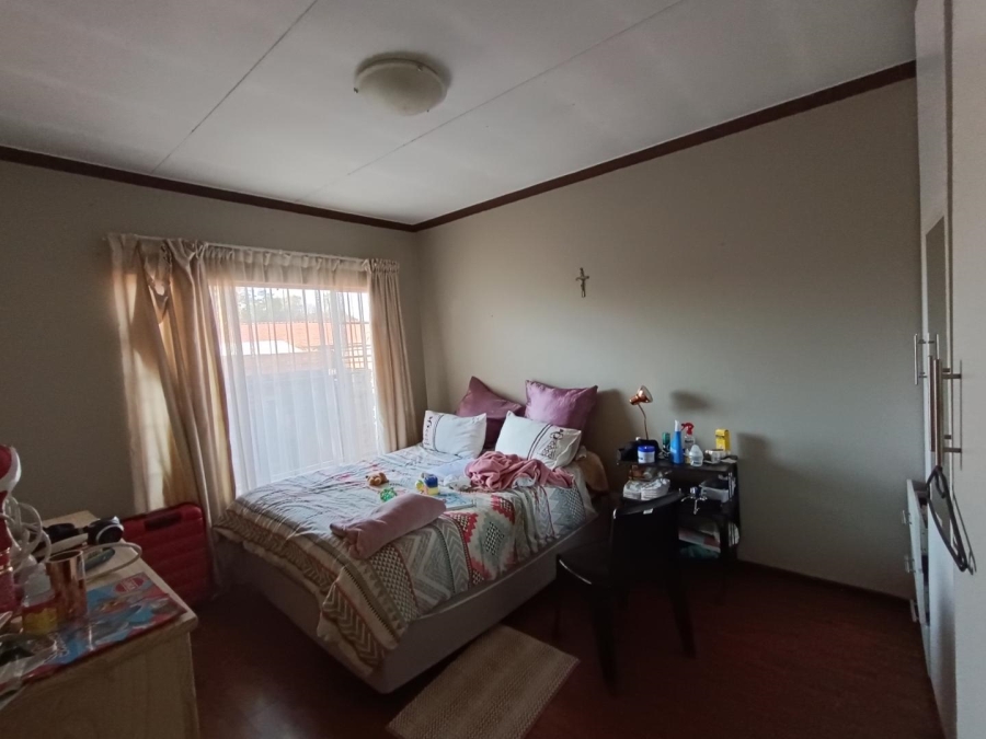 5 Bedroom Property for Sale in Rooihuiskraal North Gauteng