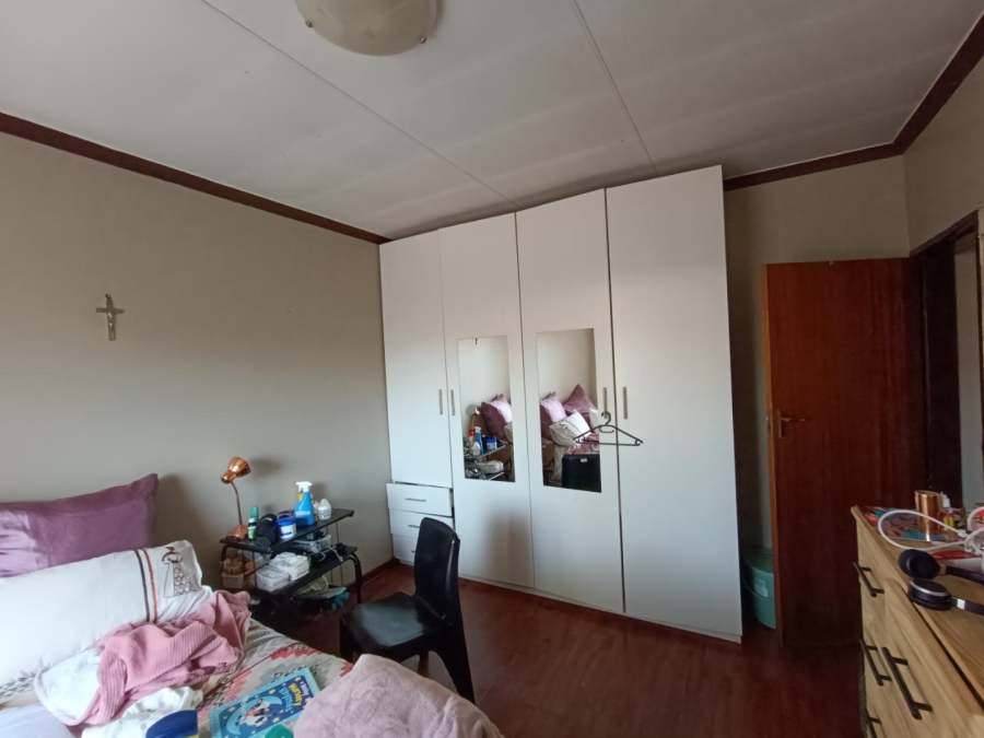 5 Bedroom Property for Sale in Rooihuiskraal North Gauteng