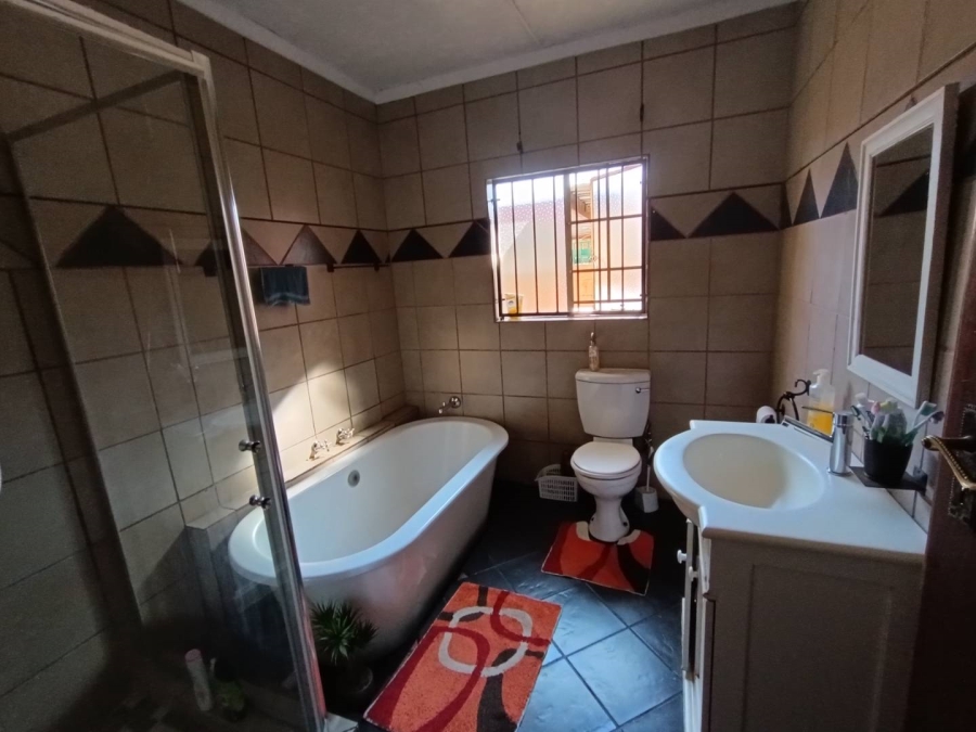 5 Bedroom Property for Sale in Rooihuiskraal North Gauteng