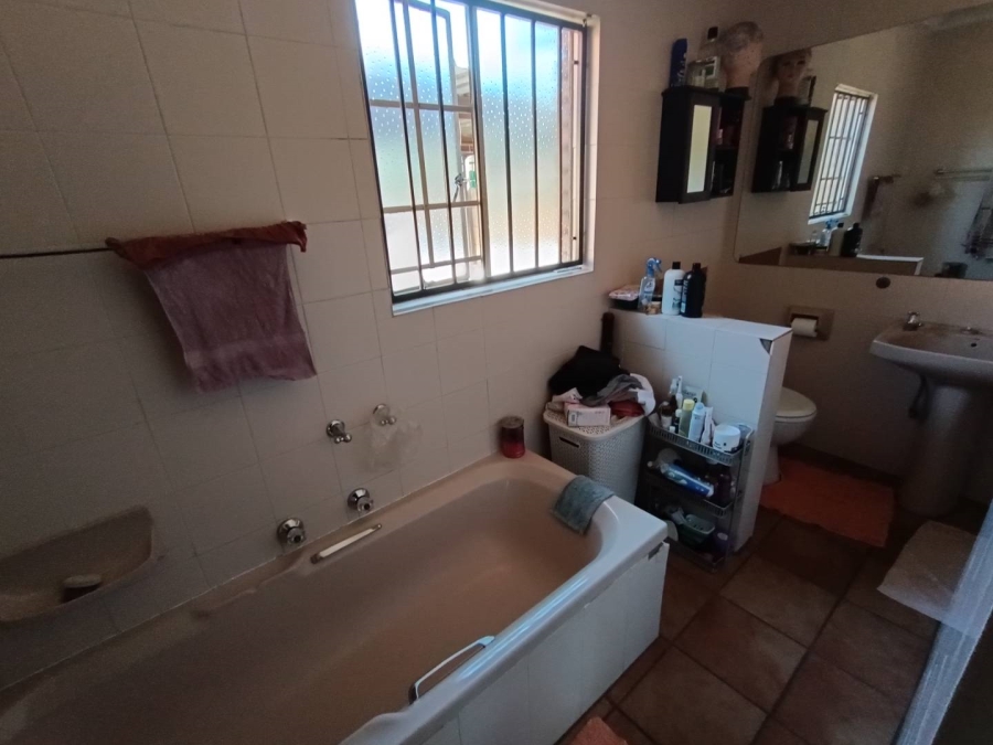 5 Bedroom Property for Sale in Rooihuiskraal North Gauteng
