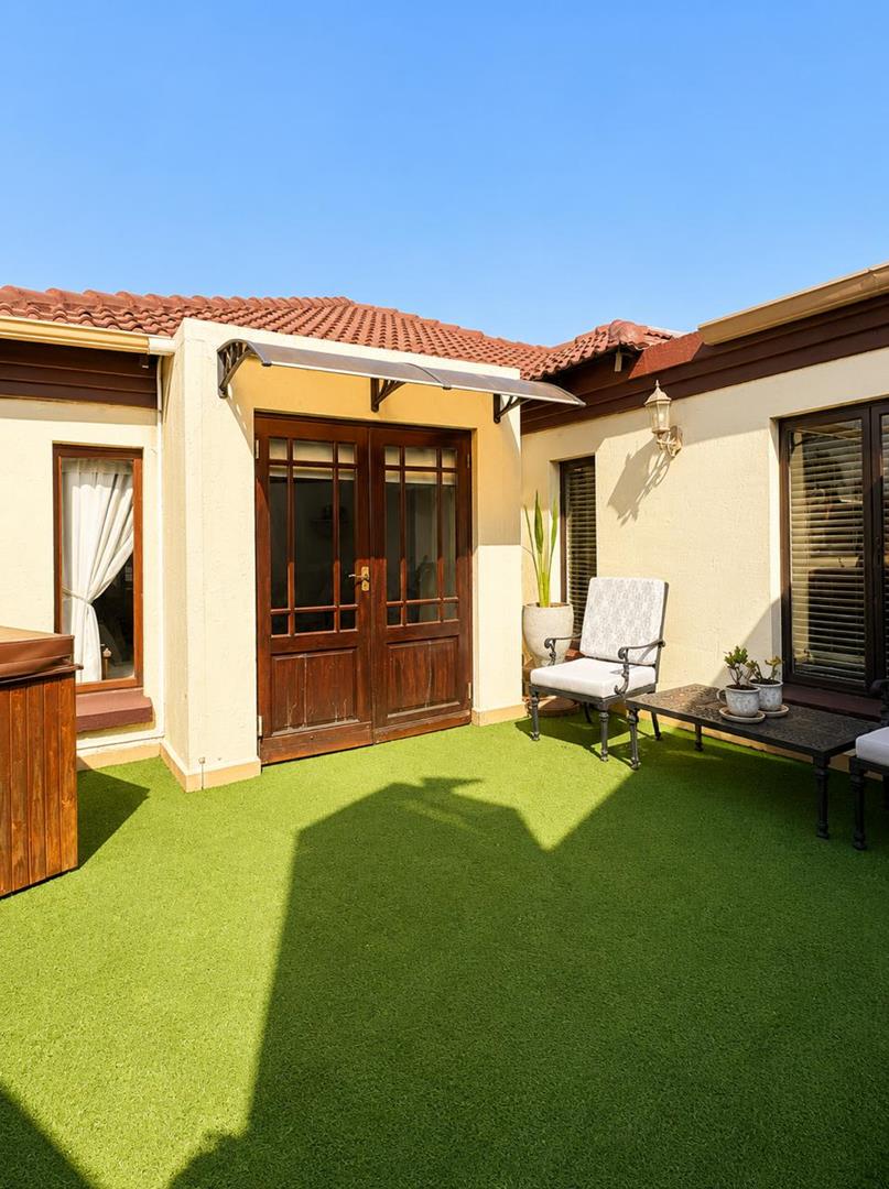 7 Bedroom Property for Sale in Silver Lakes Golf Estate Gauteng