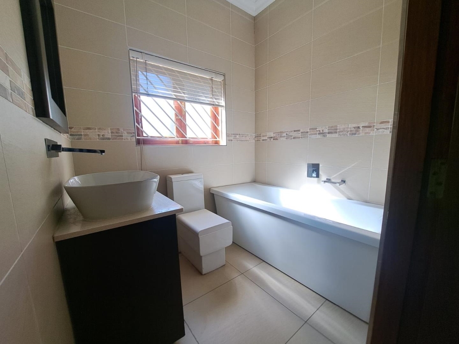 To Let 5 Bedroom Property for Rent in Bassonia Gauteng
