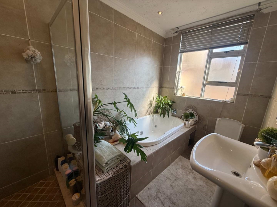 4 Bedroom Property for Sale in Roodekrans Gauteng
